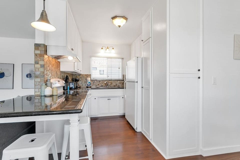 Charming 2BR Condo, 1 Block to Beach, 2 King Beds - Seal Beach
