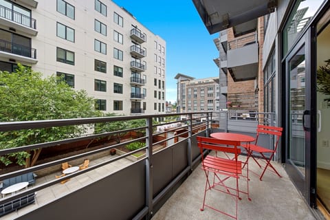 Fabulous Modern 1 BR in Hoboken! Balcony, W/D, AC, Elevator. Minutes to NYC!