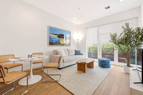 Fabulous Modern 1 BR in Hoboken! Balcony, W/D, AC, Elevator. Minutes to NYC!