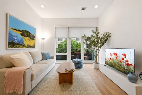 Fabulous Modern 1 BR in Hoboken! Balcony, W/D, AC, Elevator. Minutes to NYC!
