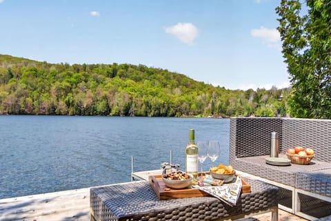 Chalet Beaulac with SPA, private dock and watercrafts