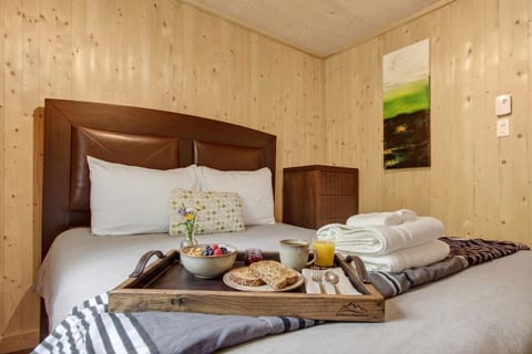 Chalet Beaulac with SPA, private dock and watercrafts
