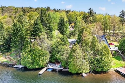 Chalet Beaulac with SPA, private dock and watercrafts