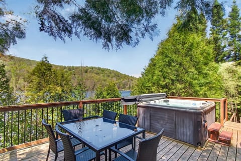 Chalet Beaulac with SPA, private dock and watercrafts