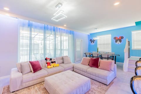 Private pool 5bd home in resort close to parks