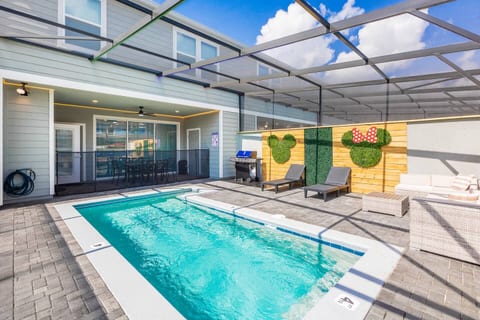 Private pool 5bd home in resort close to parks