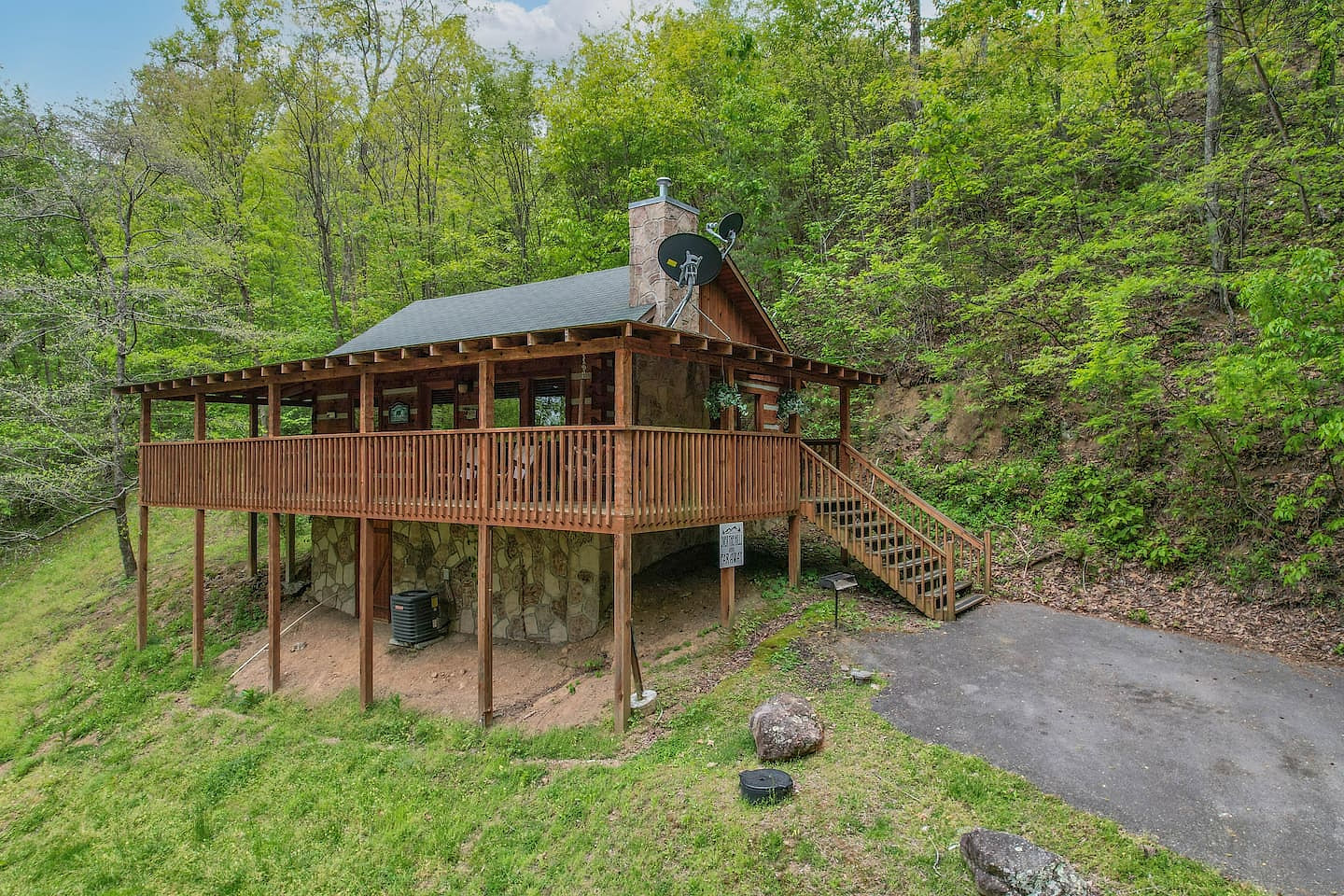 AMMA Kuteer • Over the Hills & Far Away Smoky Mtn Cabin