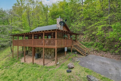 Over the Hills & Far Away Smoky Mtn Cabin | Dog Friendly