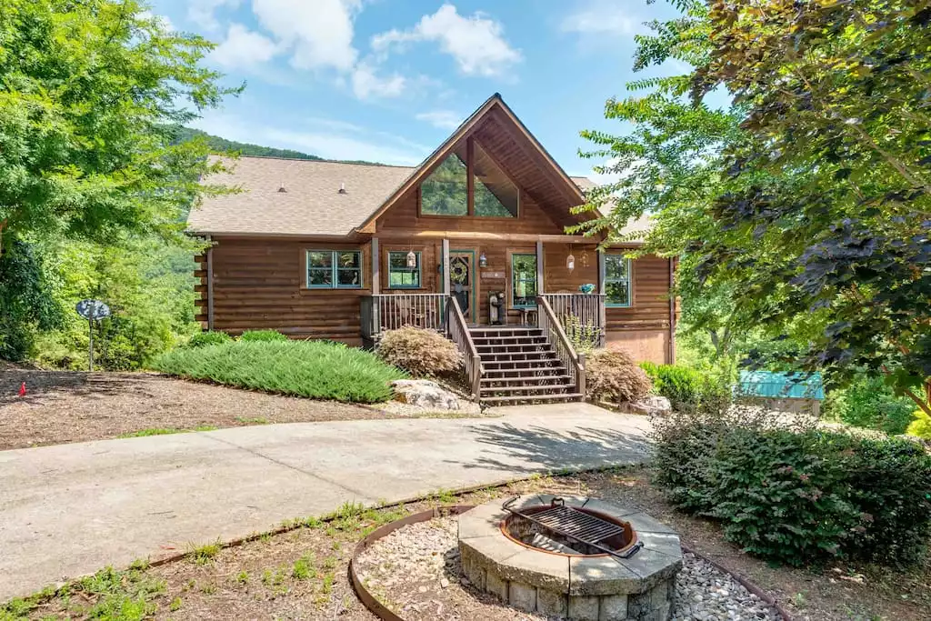 wild-valley-lodge-stunning-views-near-chimney-rock/