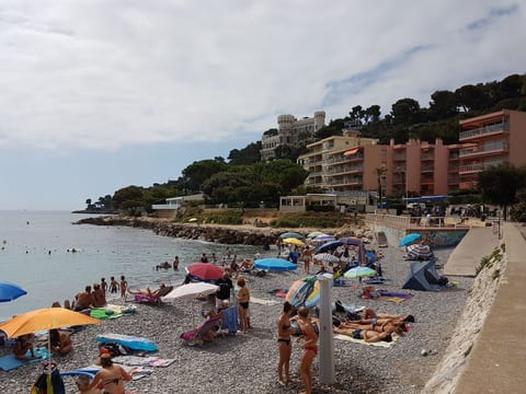 Ruhige Tourismusmöblierung mit Balkon und Pool