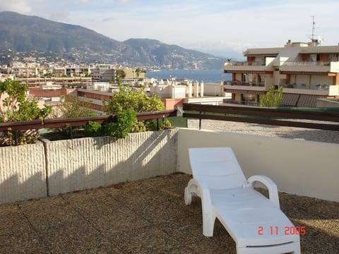 Ruhige Tourismusmöblierung mit Balkon und Pool