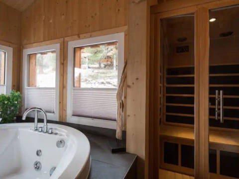#16 mit IR-Sauna&Sprudelbad innen