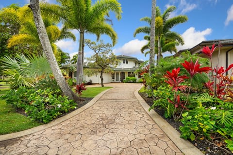 Ocean & Mountain View Retreat in Gated Princeville