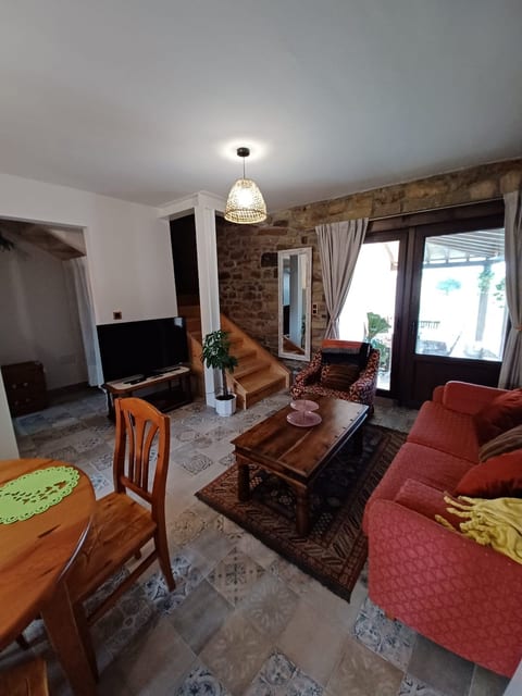 Cottage in Lastres between sea and mountains. Northeast image 2