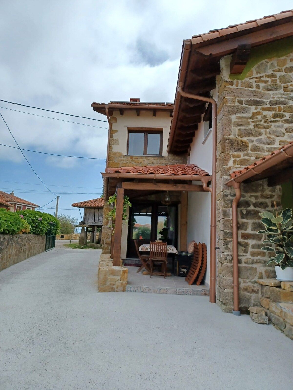 Cottage in Lastres between sea and mountains. Northeast image 1