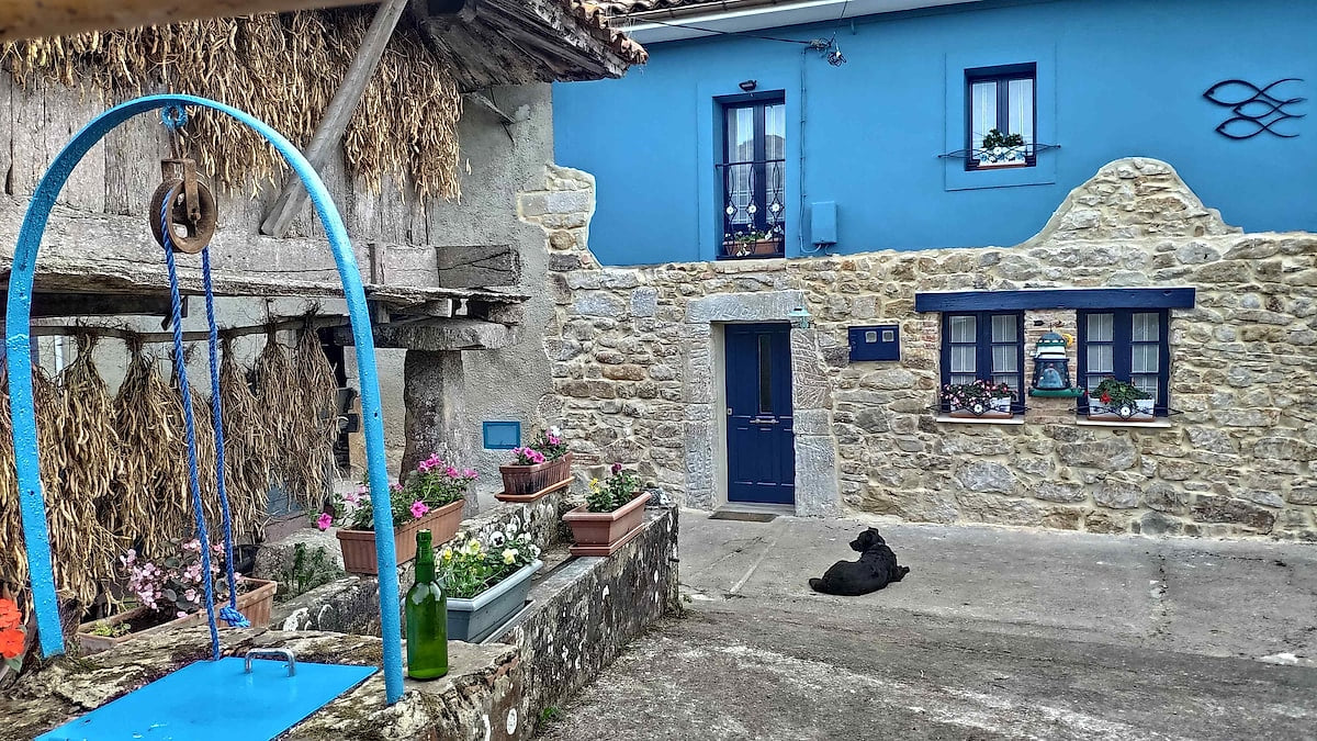 Hórreo, Well & Drinking in front of Home