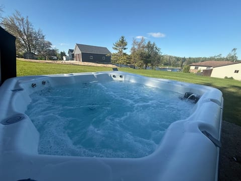 Cheboygan River Glow Cottage, firepit, hot tub image 1