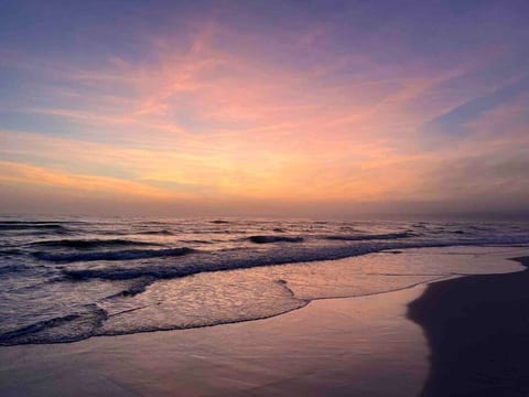 Beach bliss awaits! Arcade, minigolf, firepit, fun