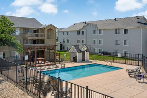 Bright 3BR with Pool Access Near K-State Stadium