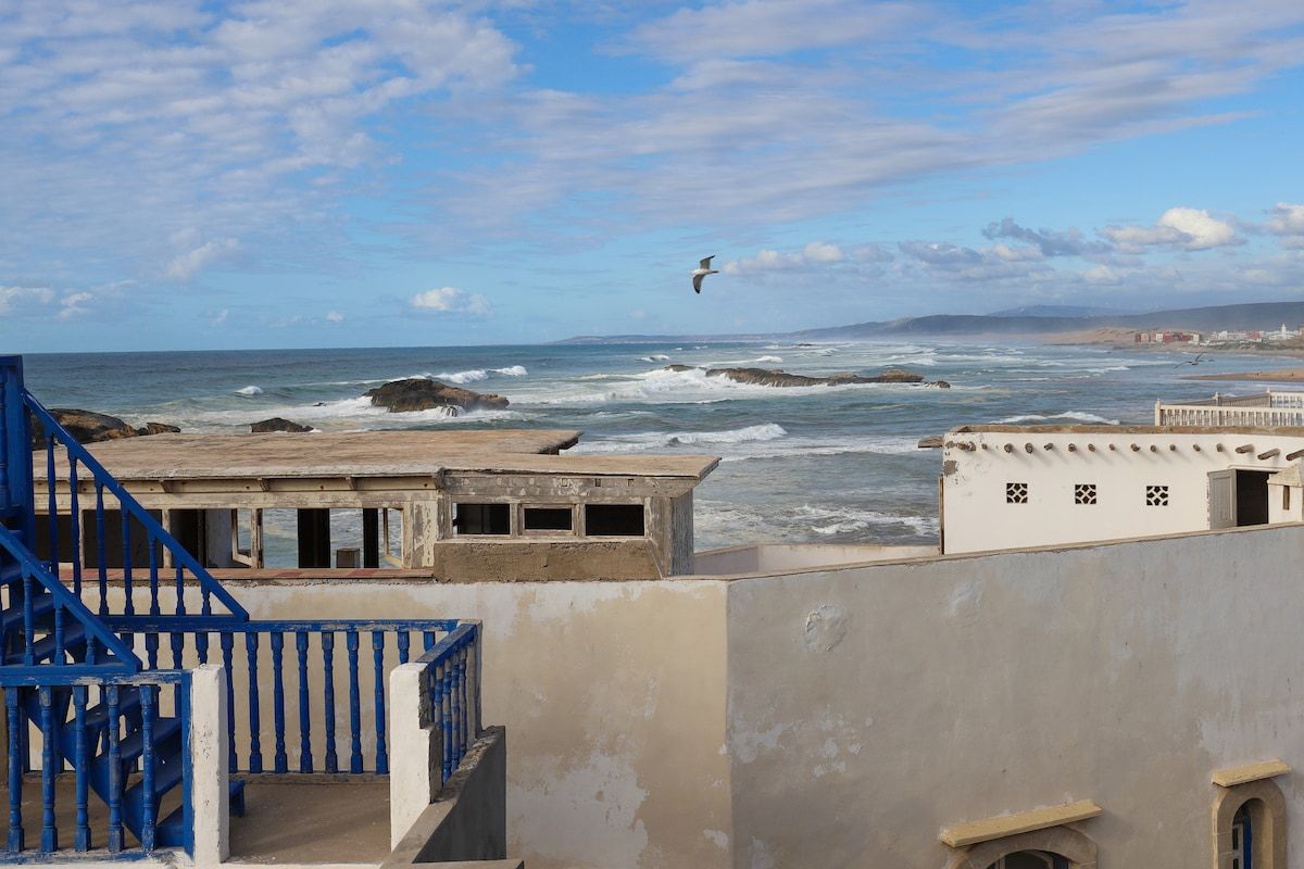 A breathtaking view of the ocean from the terrace, between blue skies, sea spray, and a relaxing atmosphere in the heart of Essaouira. Dar Mestoura · Bright Riad · Terraces with Sea View