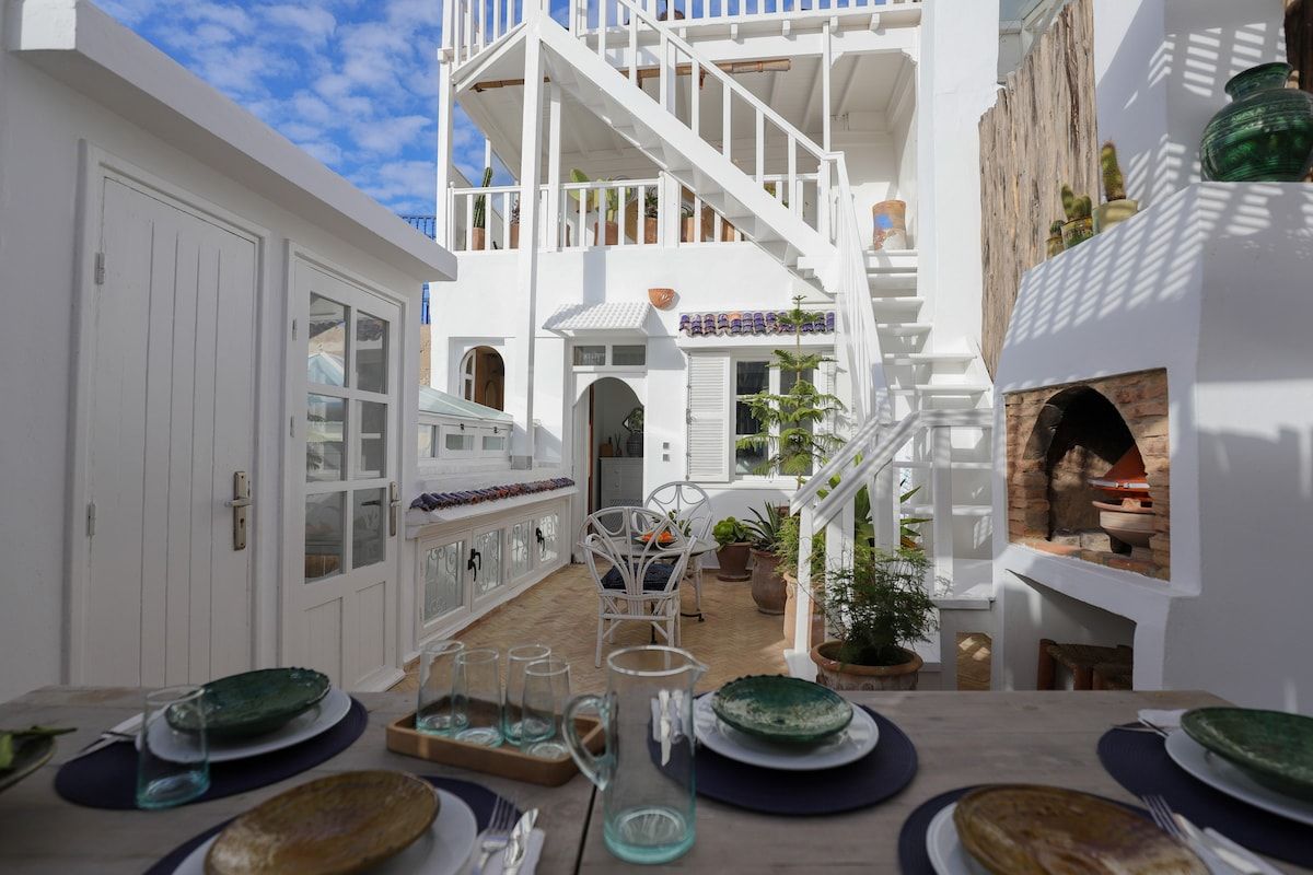 A spacious and sunny terrace with a barbecue, elegant furniture, and the ideal setting for relaxing or entertaining friends. Dar Mestoura · Bright Riad · Terraces with Sea View