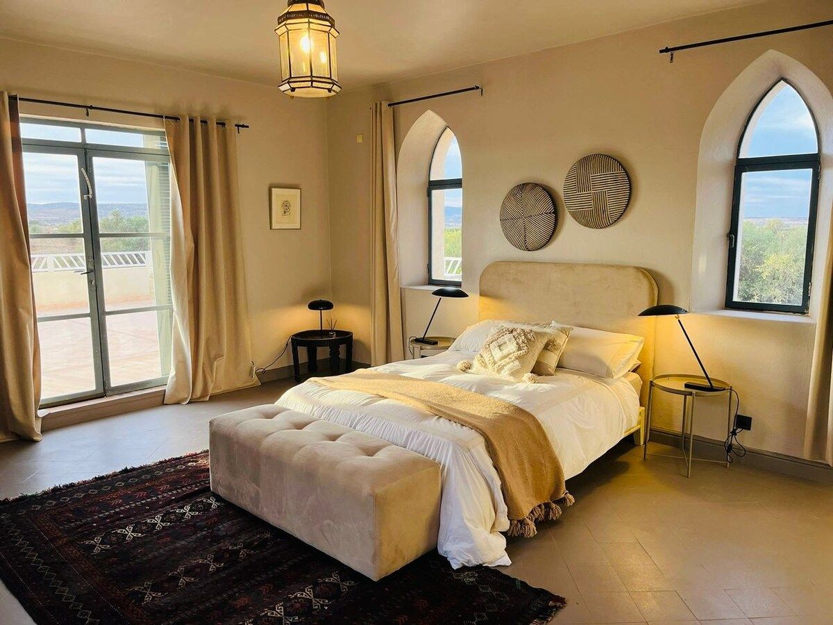A bright and elegant room with a comfortable bed and soothing tones. Large openings let in natural light, ideal for restful nights in a soft and refined atmosphere. Dar Sukun - Private haven 20 mn of Essaouira