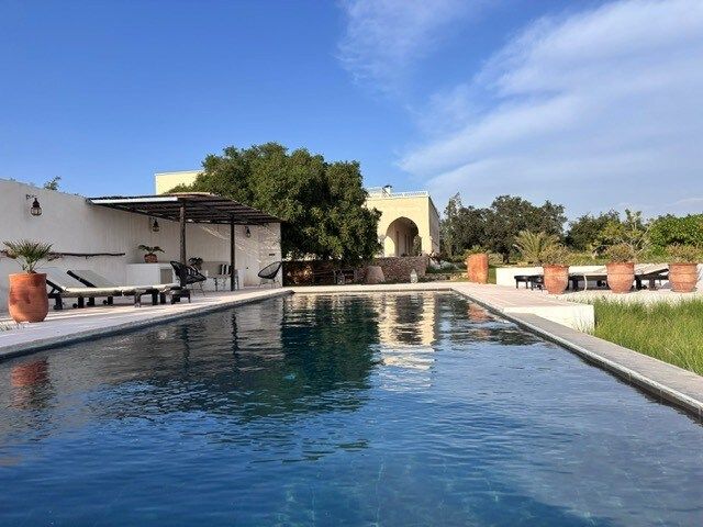 A beautiful swimming pool surrounded by nature, ideal for cooling off and relaxing in the sun. Deck chairs, absolute calm, and an elegant atmosphere for a relaxing stay. Dar Sukun - Private haven 20 mn of Essaouira