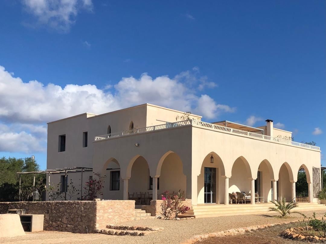 Beautiful house with authentic charm, elegant arches, and a large terrace. A peaceful setting in the heart of nature, ideal for recharging your batteries and enjoying a quiet stay.
