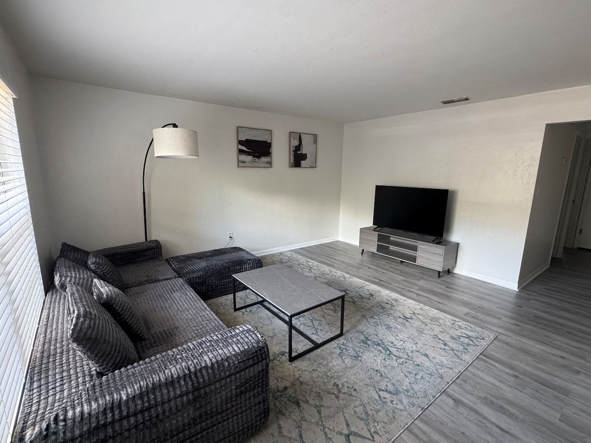 2BR/2BA; Minutes from UF/Shands/Butler Plaza image 1