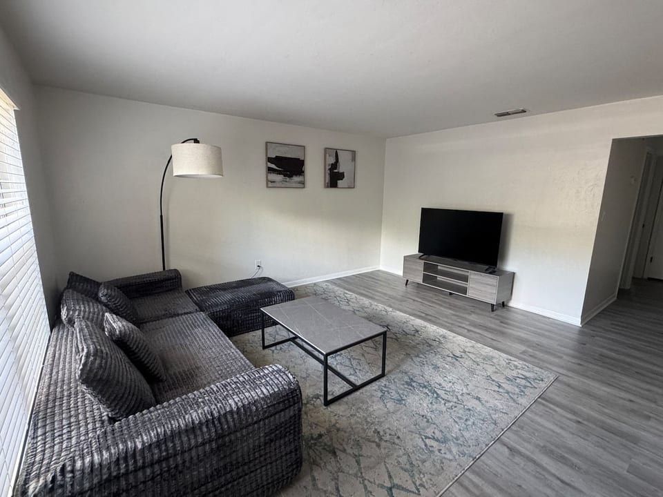 2BR/2BA; Minutes from UF/Shands/Butler Plaza image 1