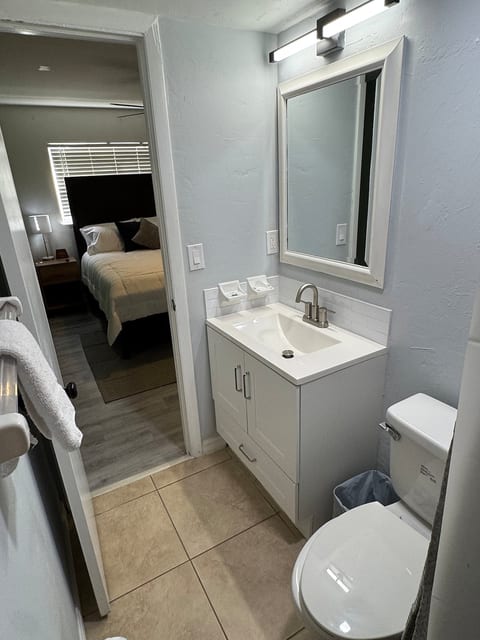 2BR/2BA; Minutes from UF/Shands/Butler Plaza image 5