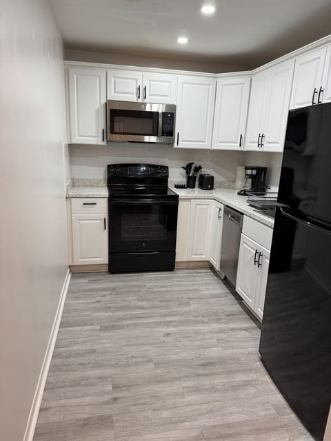 2BR/2BA; Minutes from UF/Shands/Butler Plaza image 2