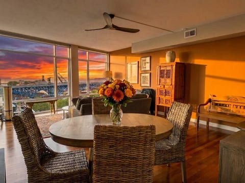Lakeview Condo + Balcony + Parking + Gym