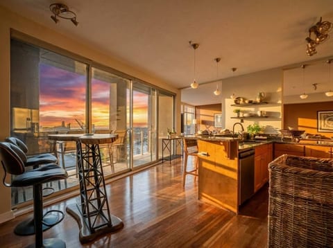 Lakeview Condo + Balcony + Parking + Gym