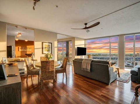 Lakeview Condo + Balcony + Parking + Gym