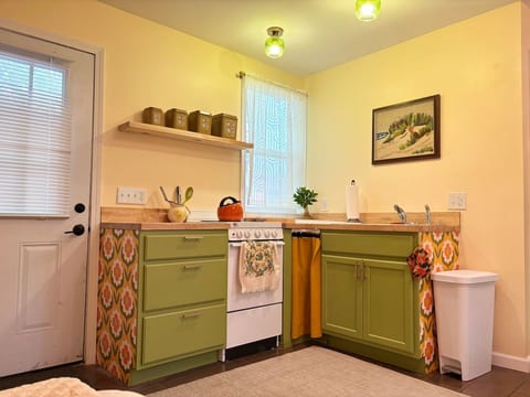 Full kitchen with retro supplies