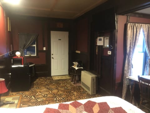 Historic Getaway In Private Room - Tavern on Site! image 4