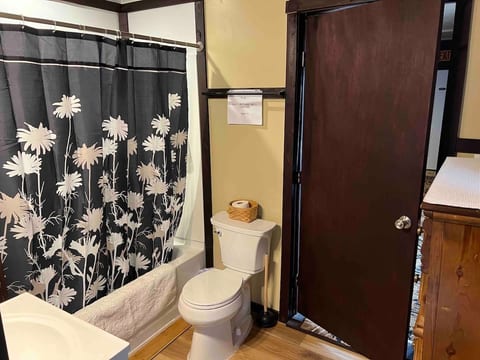 Historic Getaway In Private Room - Tavern on Site! image 5