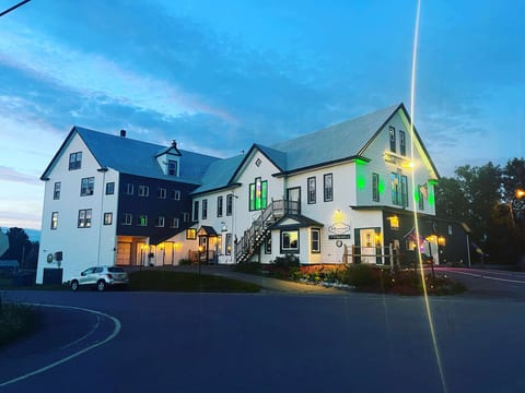 Historic Getaway In Private Unit - Tavern on Site!