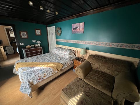 Historic Getaway In Private Unit - Tavern on Site!