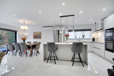 Sensational 4Bed 4Bath Ultra Modern Large Luxury Designer Marble Family Home & Garden & Parking