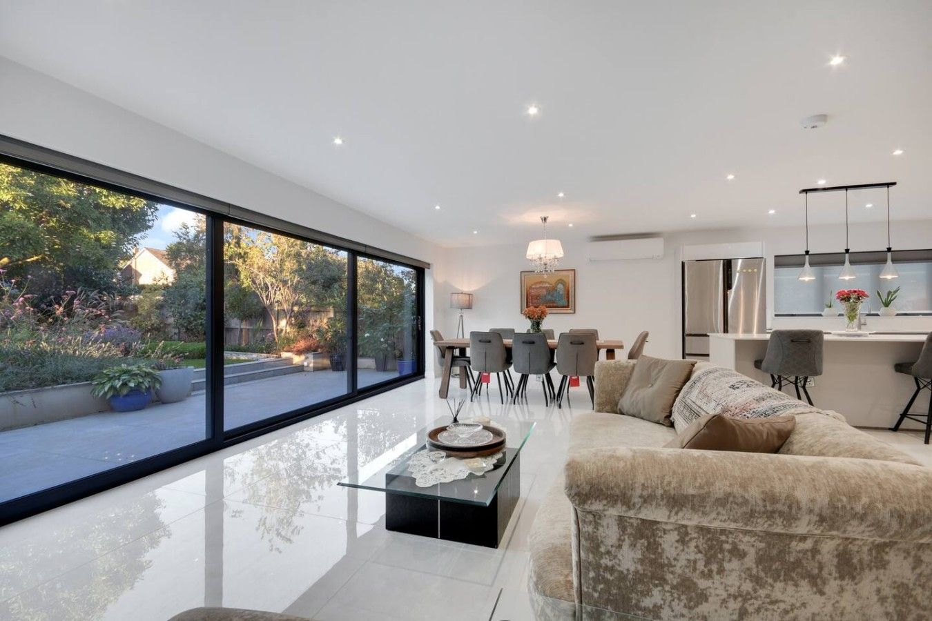 Sensational 4B4B Ultra Modern Family Home +Parking