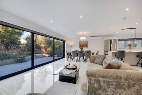 Sensational 4Bed 4Bath Ultra Modern Large Luxury Designer Marble Family Home & Garden & Parking