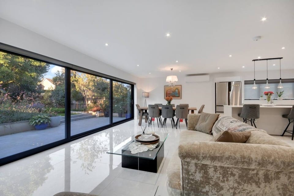 Sensational 4Bed 4Bath Ultra Modern Large Luxury Designer Marble Family Home & Garden & Parking - Essex