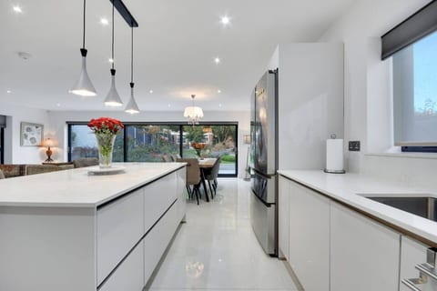 Sensational 4Bed 4Bath Ultra Modern Large Luxury Designer Marble Family Home & Garden & Parking