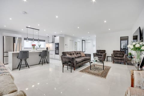 Sensational 4Bed 4Bath Ultra Modern Large Luxury Designer Marble Family Home & Garden & Parking