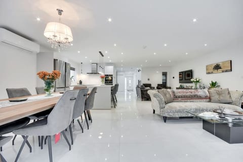 Sensational 4Bed 4Bath Ultra Modern Large Luxury Designer Marble Family Home & Garden & Parking