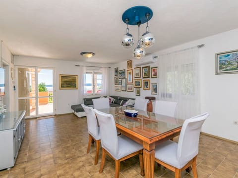 Ruhiggelegenes Apartment mit Terrasse in Strandnähe