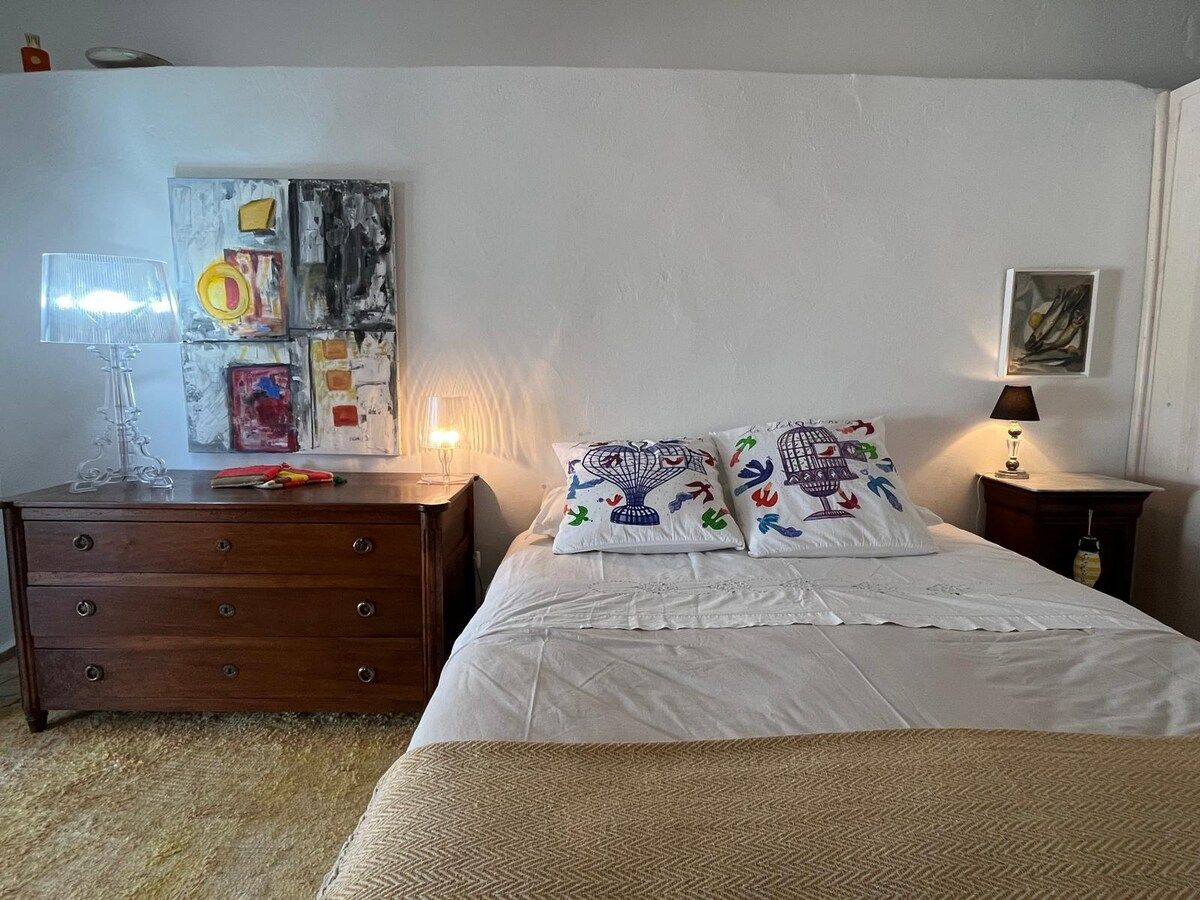 Elegant room with tasteful décor and artistic touches. A cozy atmosphere for restful nights and a comfortable stay. Dar Cocottes Chill · Pool Gardens