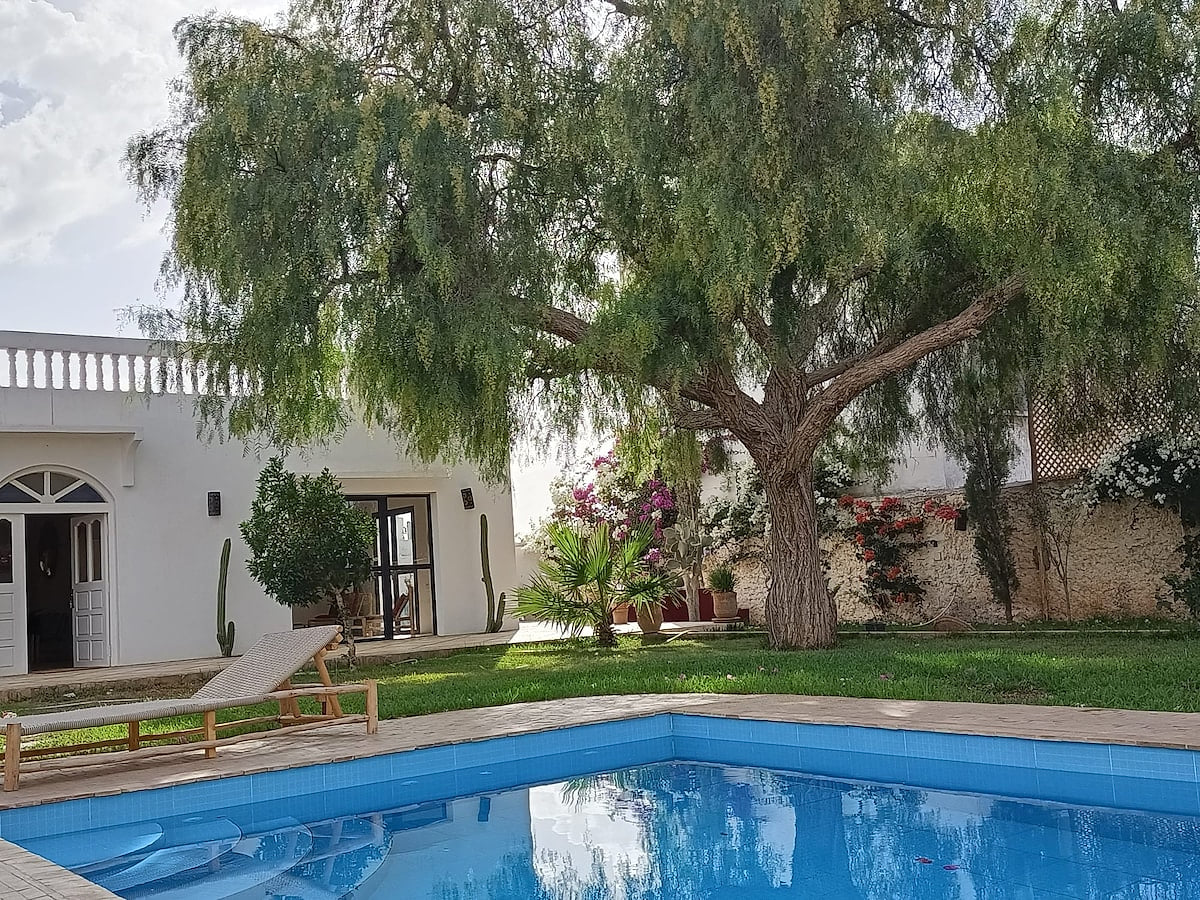 Beautiful villa with heated pool. image 1
